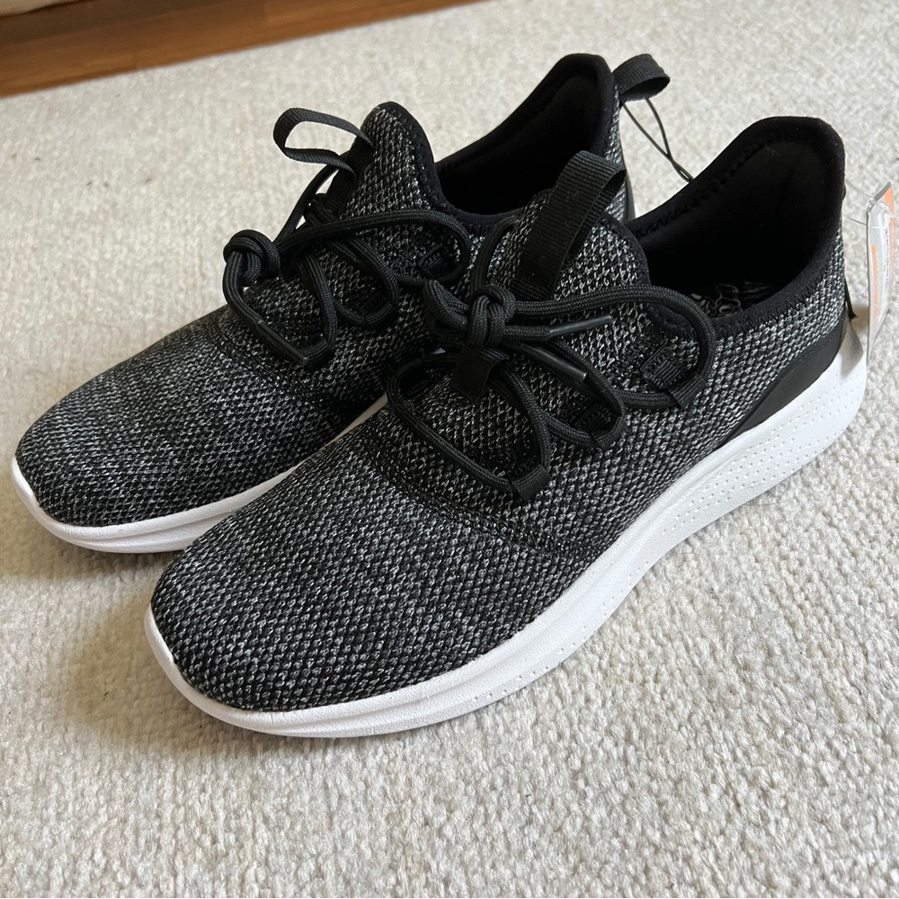 NEW Avia Black and White Sneakers NWT Size 8